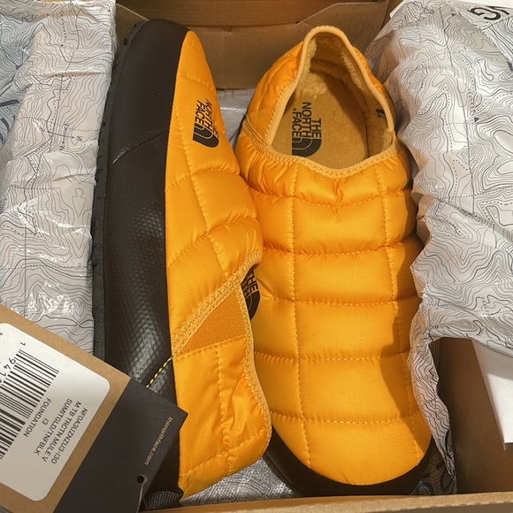 Mens The North Face Thermoball Traction Mule V Slippers Yellow Black - Picture 5 of 5